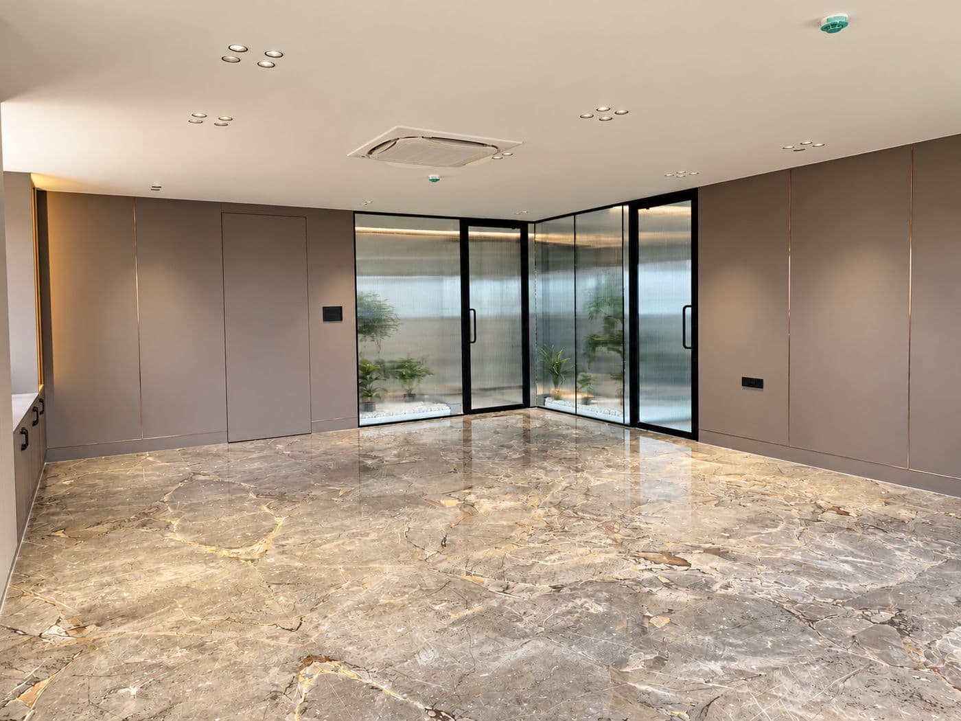 Villa room with a marble floor, built-in wardrobes and a glass partition